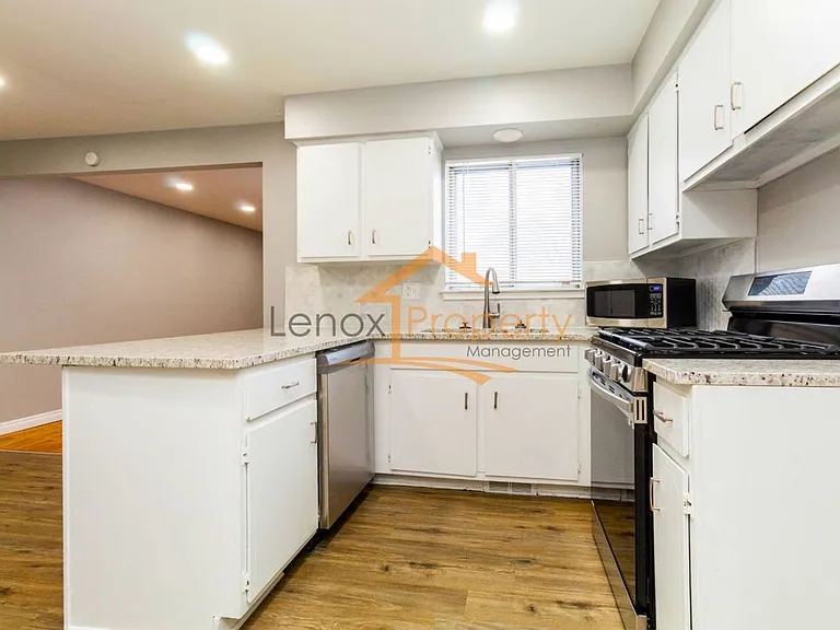 9436 Tavistock Dr — Photo 16