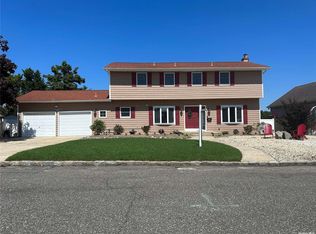 30 Waters Edge Ct, Babylon, NY 11702
