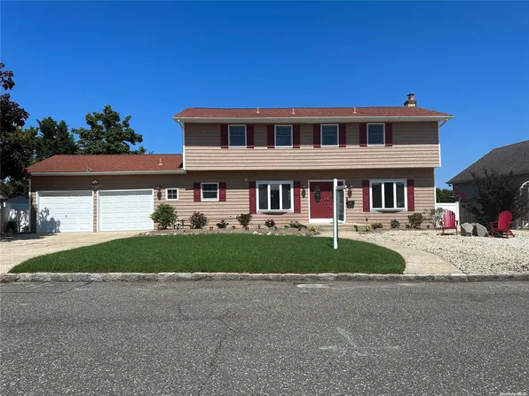 30 Waters Edge Court, Babylon, NY 11702