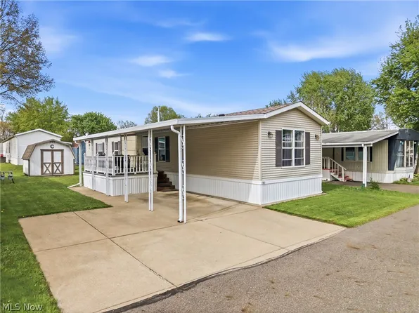 18 Oakwood Dr, Beloit, OH 44609