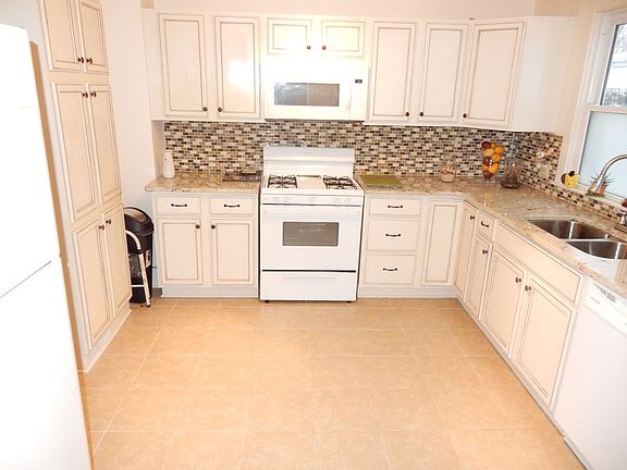 3rd image of 1336 Lincolnway E