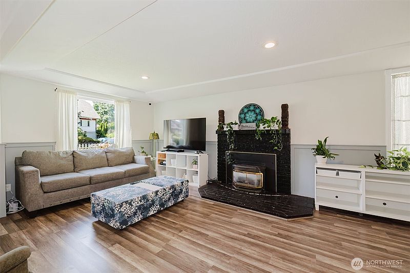 4th image of 918 Ellinor Avenue