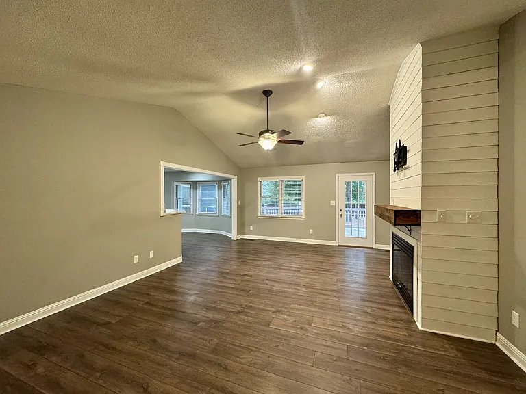 200 Horseshoe Dr — Photo 3