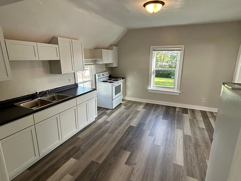 109 Waupaca St #C — Photo 3