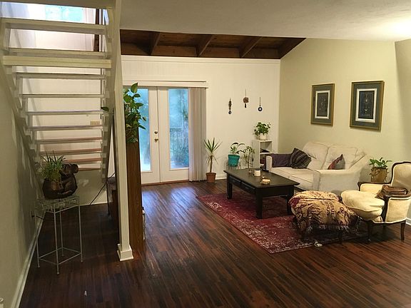 Plenty of natural light, large sitting area/ living room