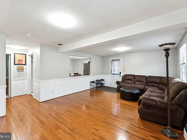 10307 Beaumont St — Photo 10