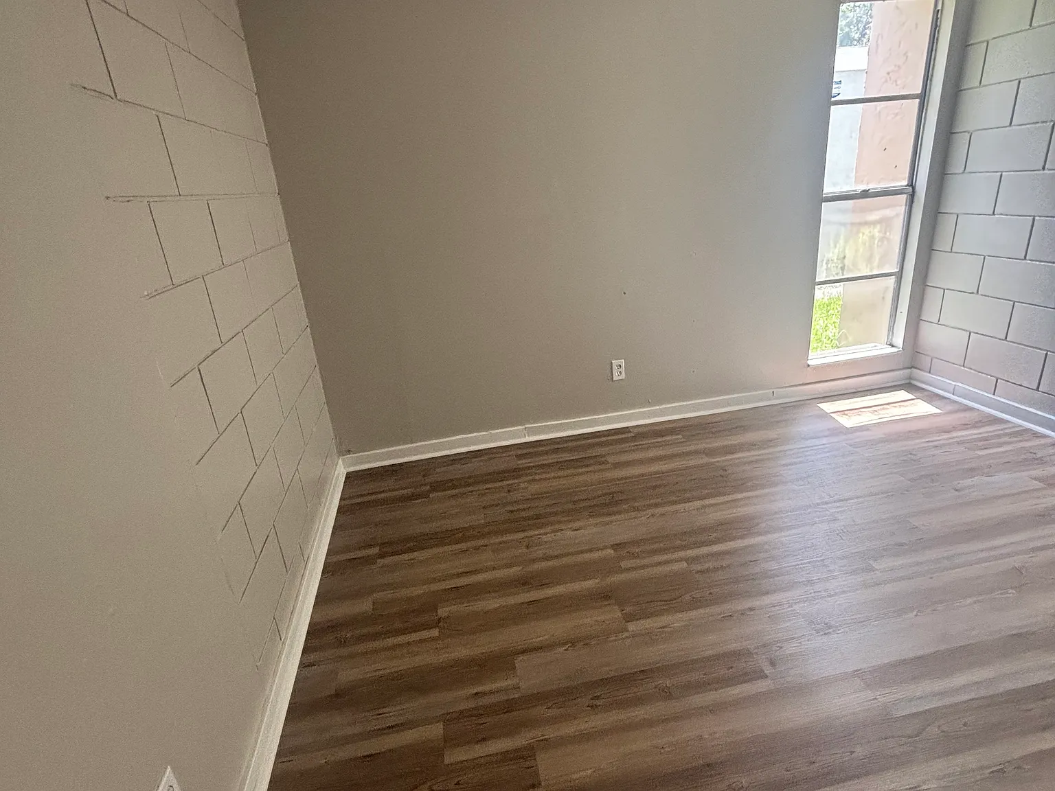 1007 E Holland Ave — Photo 2