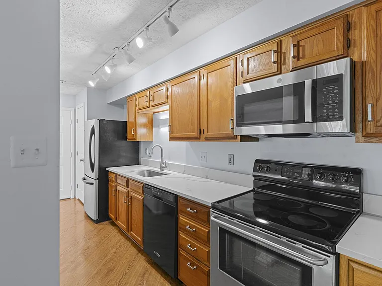 815 Deering Rd — Photo 6