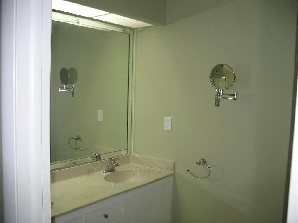 3 bed, 2.0 bath, 1742 sqft, $3,195 — Photo 4