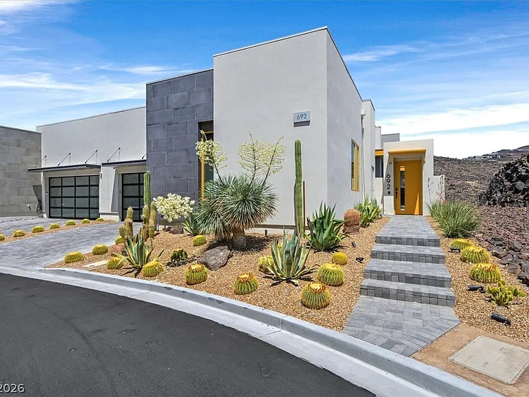692 Scenic Cliff Dr — Photo 2