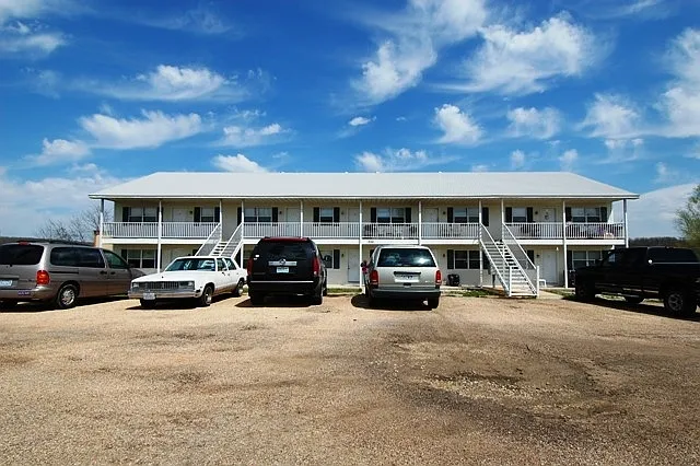 1950 Farrar Dr — Photo 1