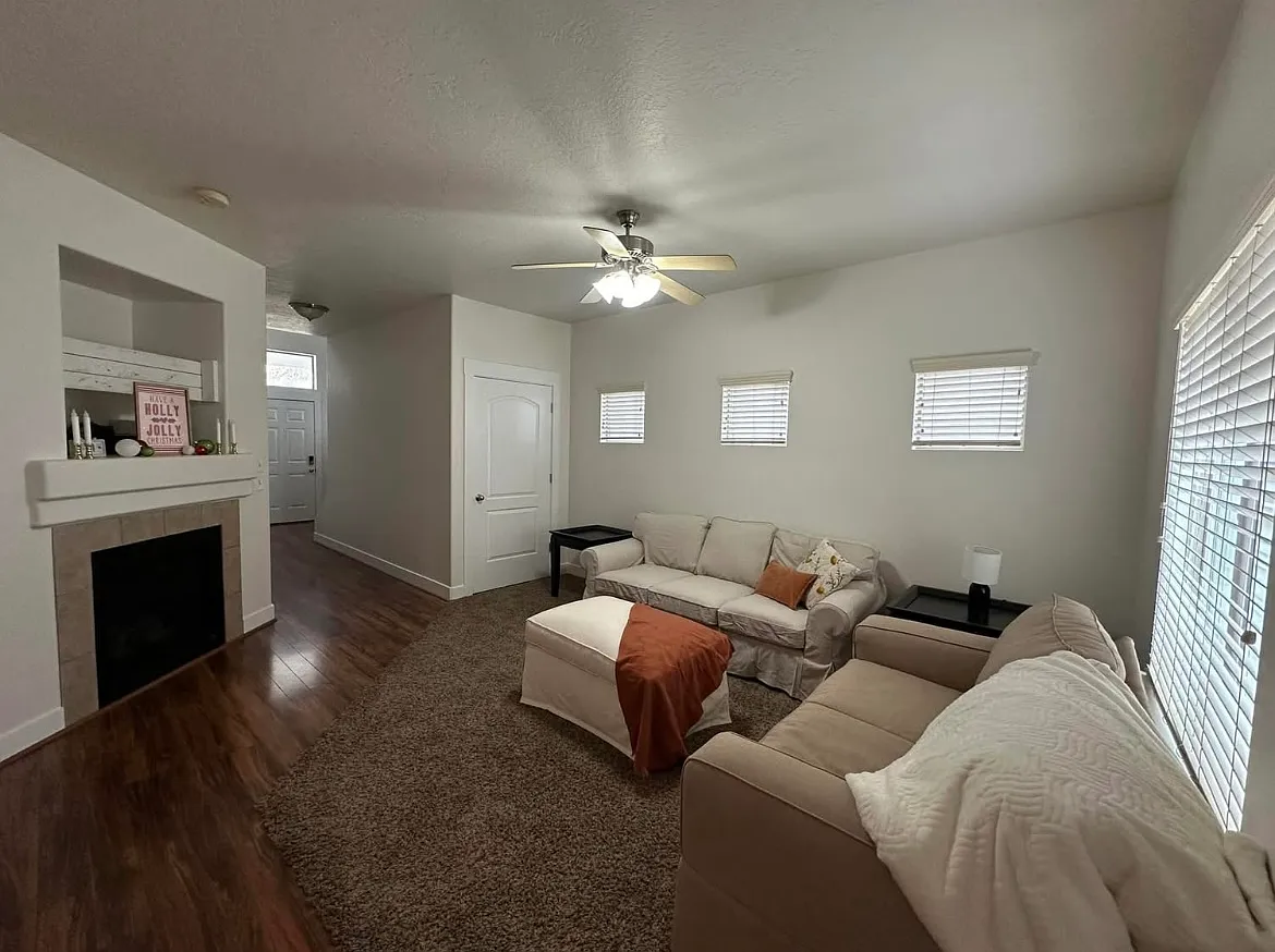 3 bed, 2.5 bath, 1900 sqft, $1,900 — Photo 2