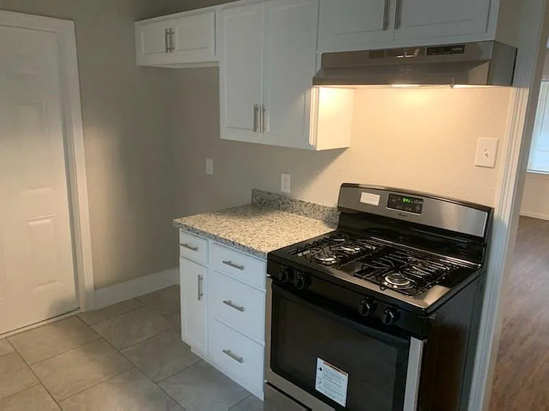 3 bed, 1.0 bath, 1080 sqft, $1,300 — Photo 4