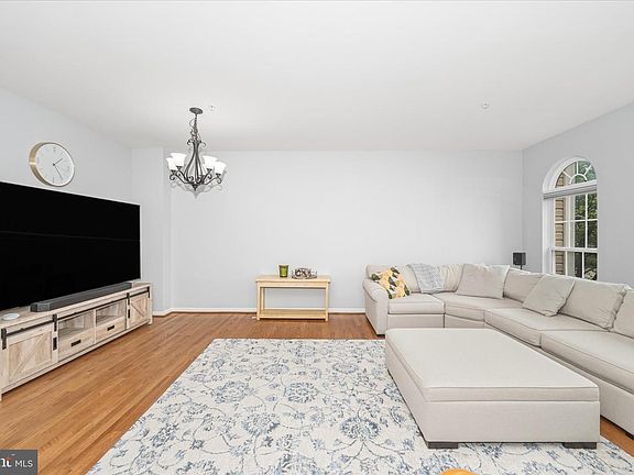 3rd image of 21 Inkberry Cir