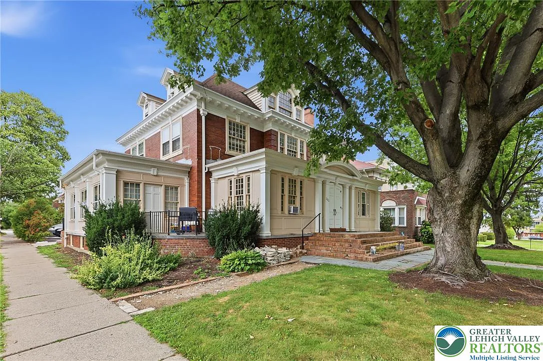 1 bed, 1.0 bath, 1000 sqft, $1,700 — Photo 1