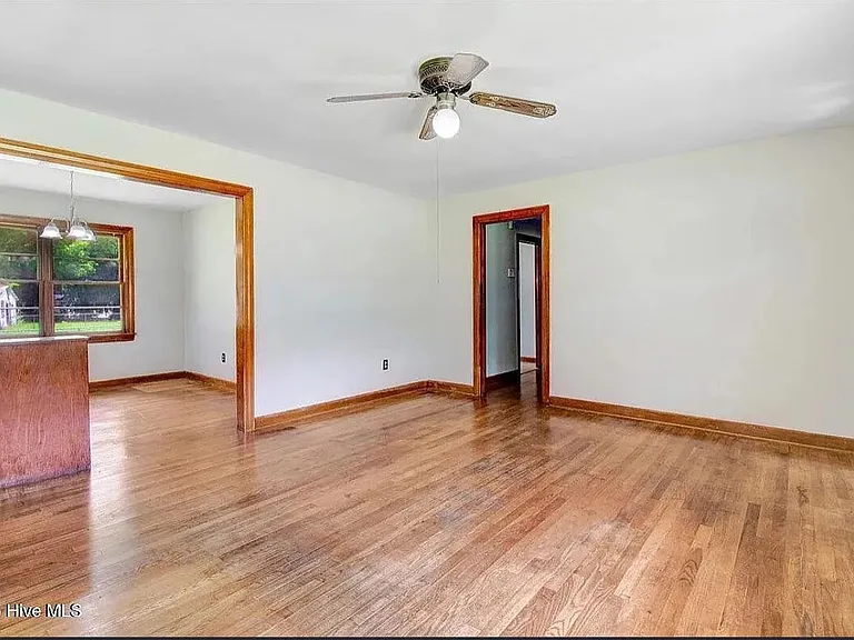 325 Bell St — Photo 2