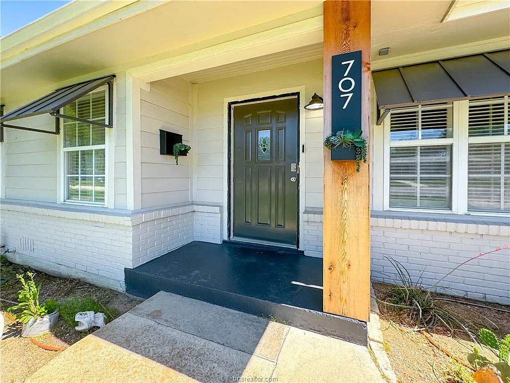 3 bed, 1800 sqft, $2,999 — Photo 2
