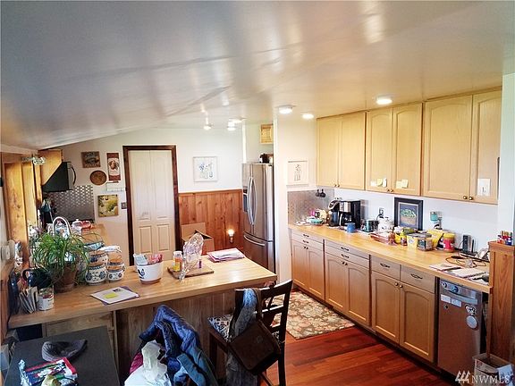 Nice kitchen that looks right out on to the covered porch.