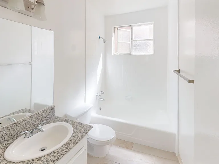 HYW - Hayworth Apts. — Photo 7