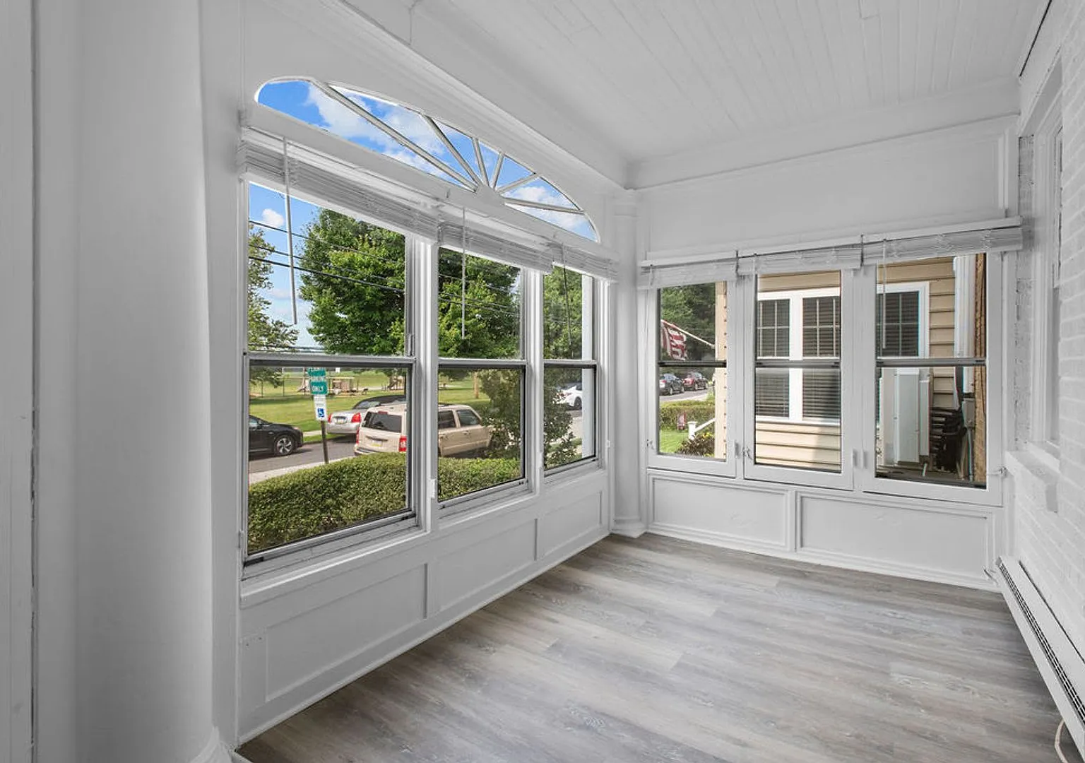 First Month Rent Free** Row Home With Hardwood Flrs. Throughout. Haverford Sd, Walk To Bryn Mawr ... — Photo 2