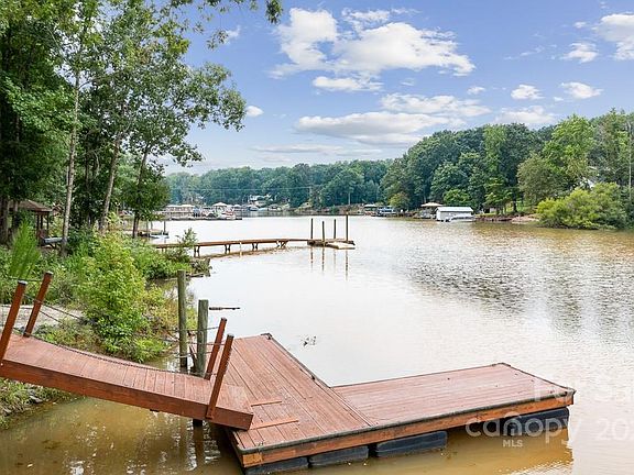3rd image of 3595 Lake Bluff Dr