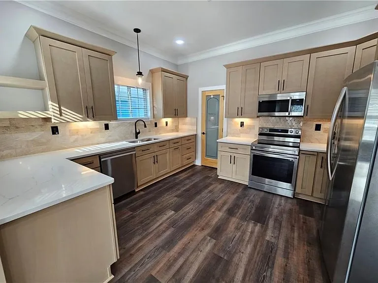 198 Wellington St SW — Photo 8