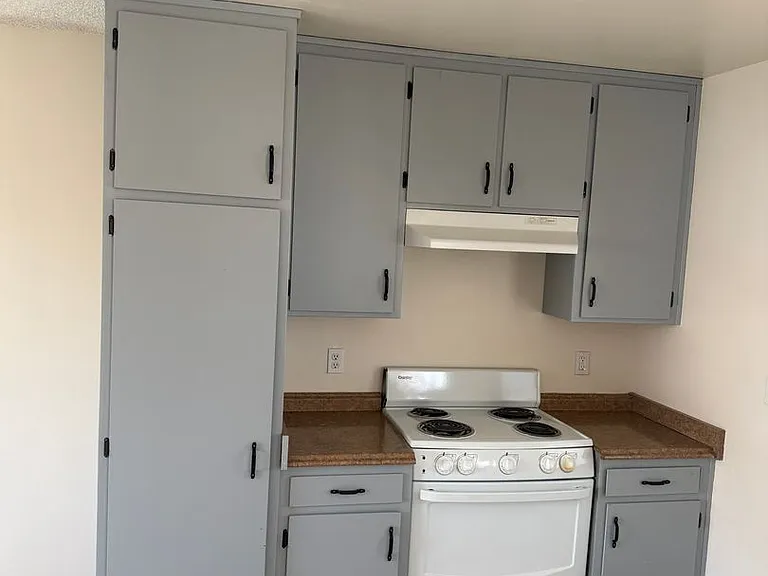 13704-13728 Avenida Hermosa — Photo 3