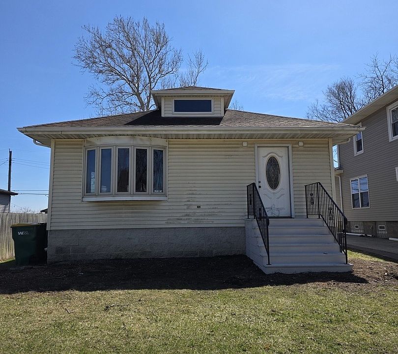 1st image of 900 Cochrane Ave