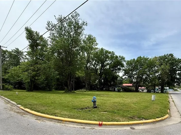 1827 & 1829 N Main St, Nevada, MO 64772