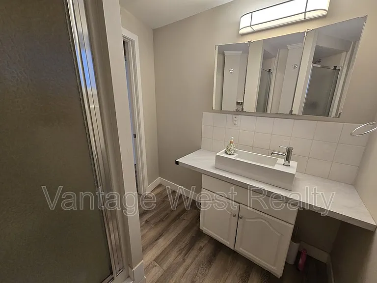 1291B Kelglen Cres — Photo 12