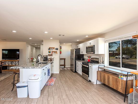 3rd image of 3318 N El Tovar Ave