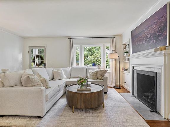 5th image of 240 Eureka Dr NE