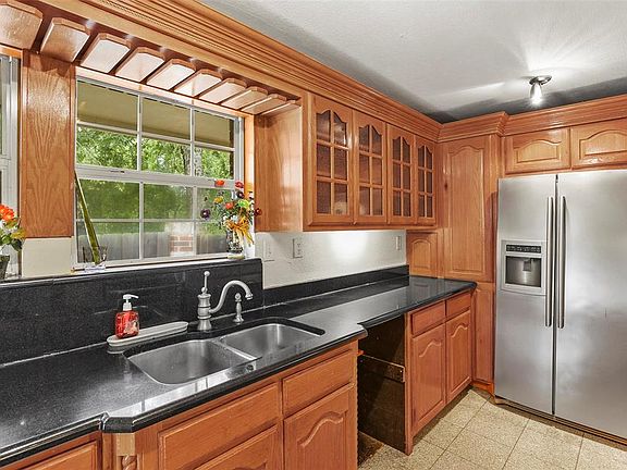 5th image of 803 Carver St