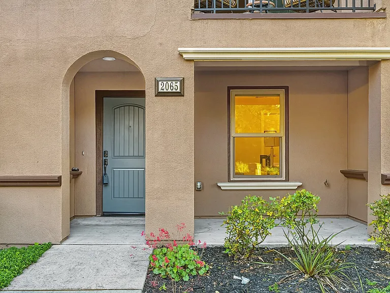 2065 San Luis Ave — Photo 2