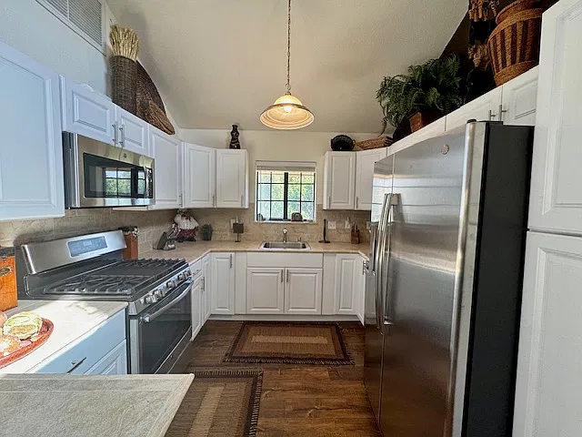 Studio, 900 sqft, $2,600 — Photo 4
