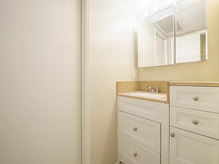 2 Bedroom Unit - 2nd Bathroom