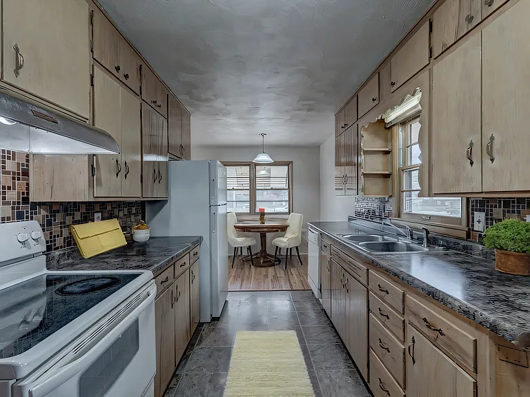 4633 Capitol St — Photo 13