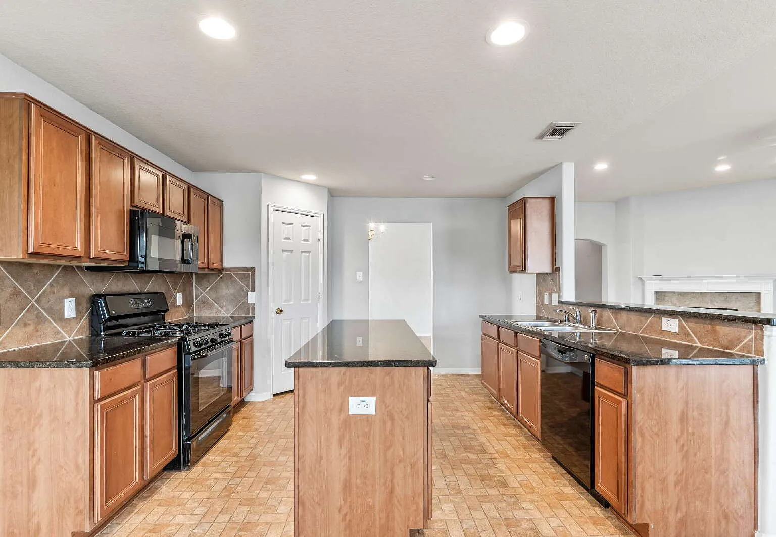 3 bed, 2.0 bath, 2319 sqft, $2,275 — Photo 2