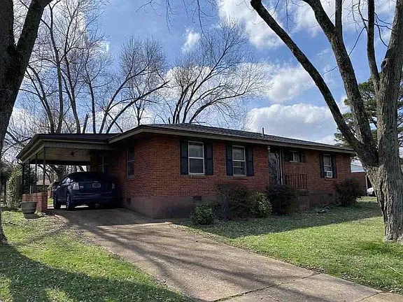 210 Park Ln — exterior photo