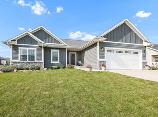 912 Fountain View Dr, Pella, IA 50219