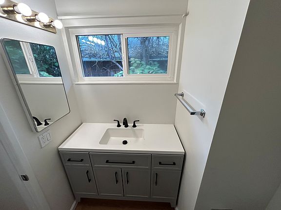 3rd image of 131 9th St APT B