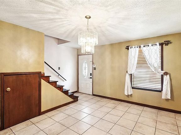 3rd image of 716 N Woodlawn Ave