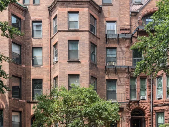 31 Bay State Rd APT 4, Boston, MA 02215
