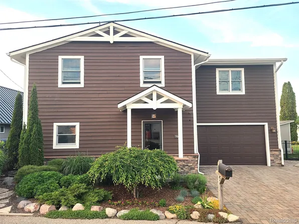 9568 Buckingham Rd, White Lake, MI 48386