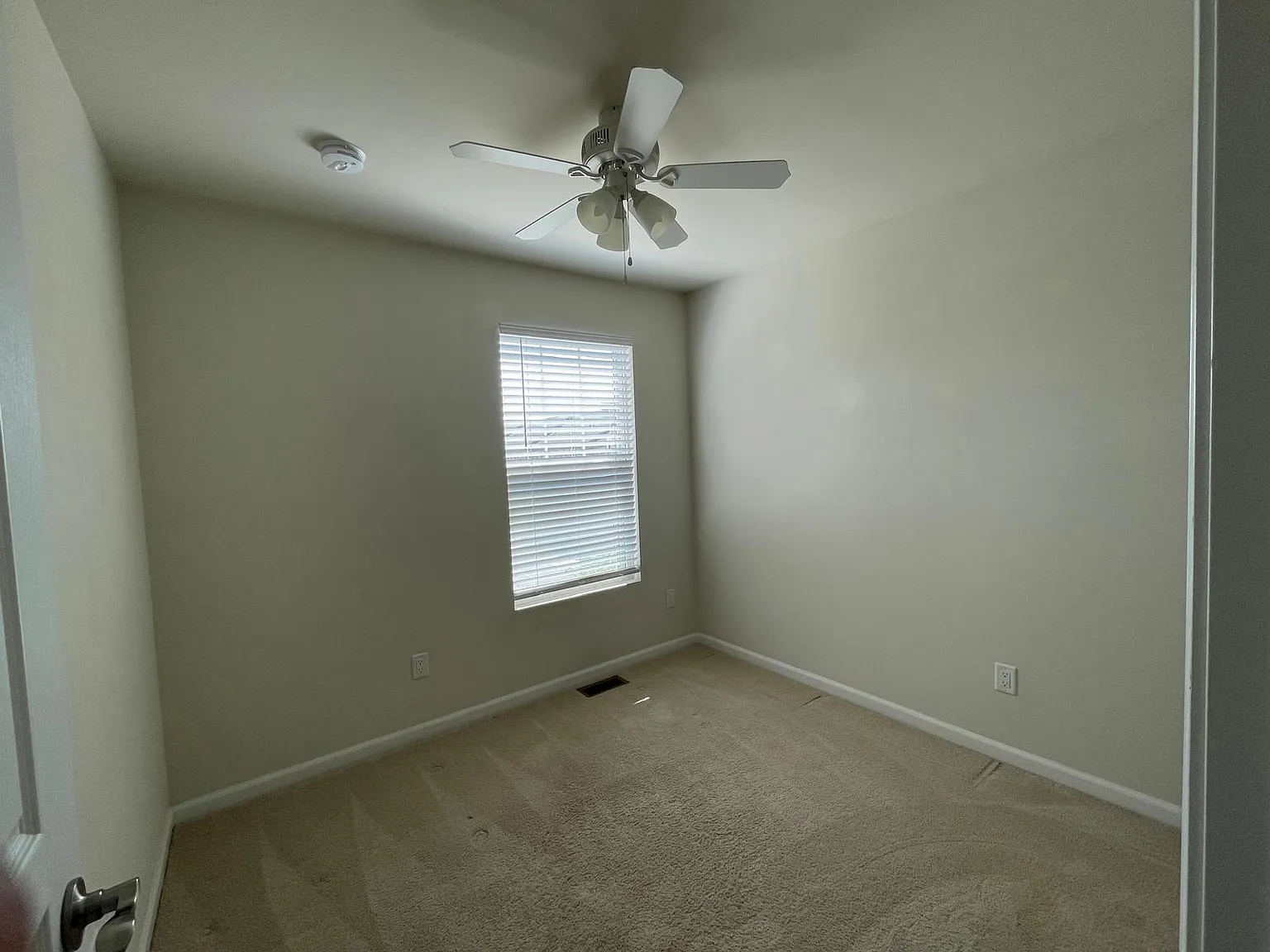 4 bed, 3.5 bath, 2000 sqft, $2,900 — Photo 3