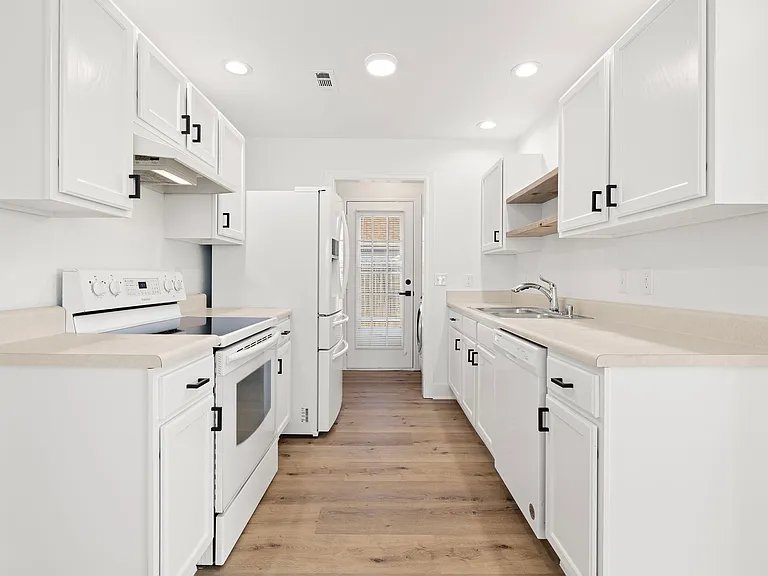820 SW Arrowhead Dr — Photo 10