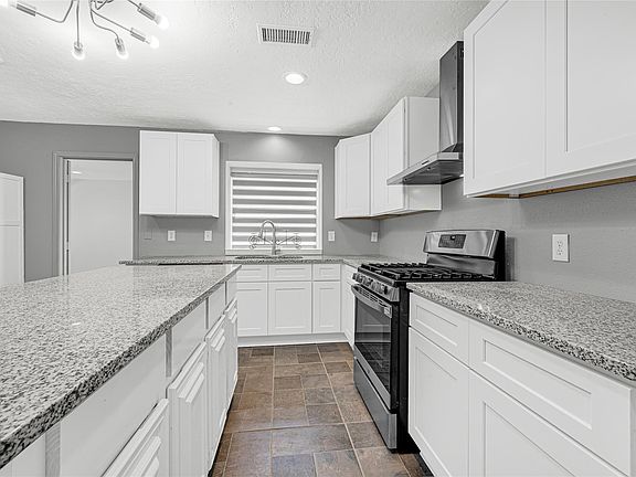 5th image of 705 Holly Springs Ct
