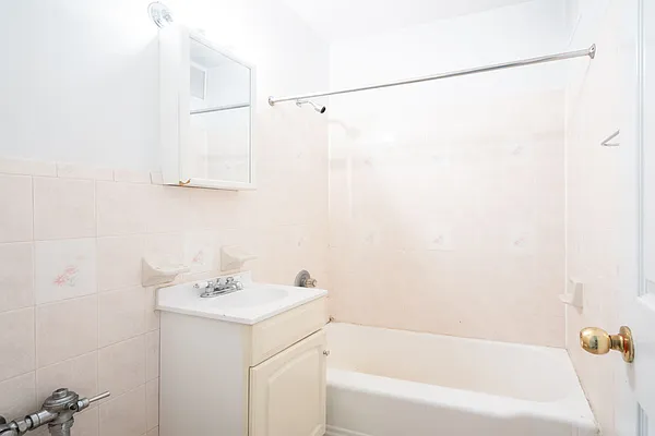 Rented by Anchor Associates | media 8