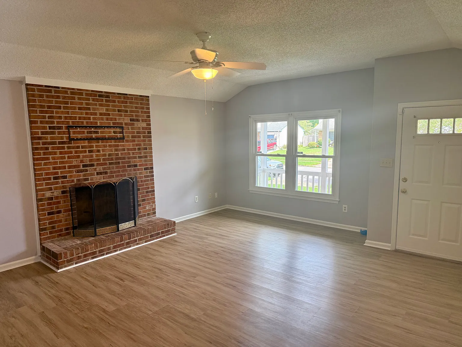 3 bed, 1189 sqft, $2,395 — Photo 2