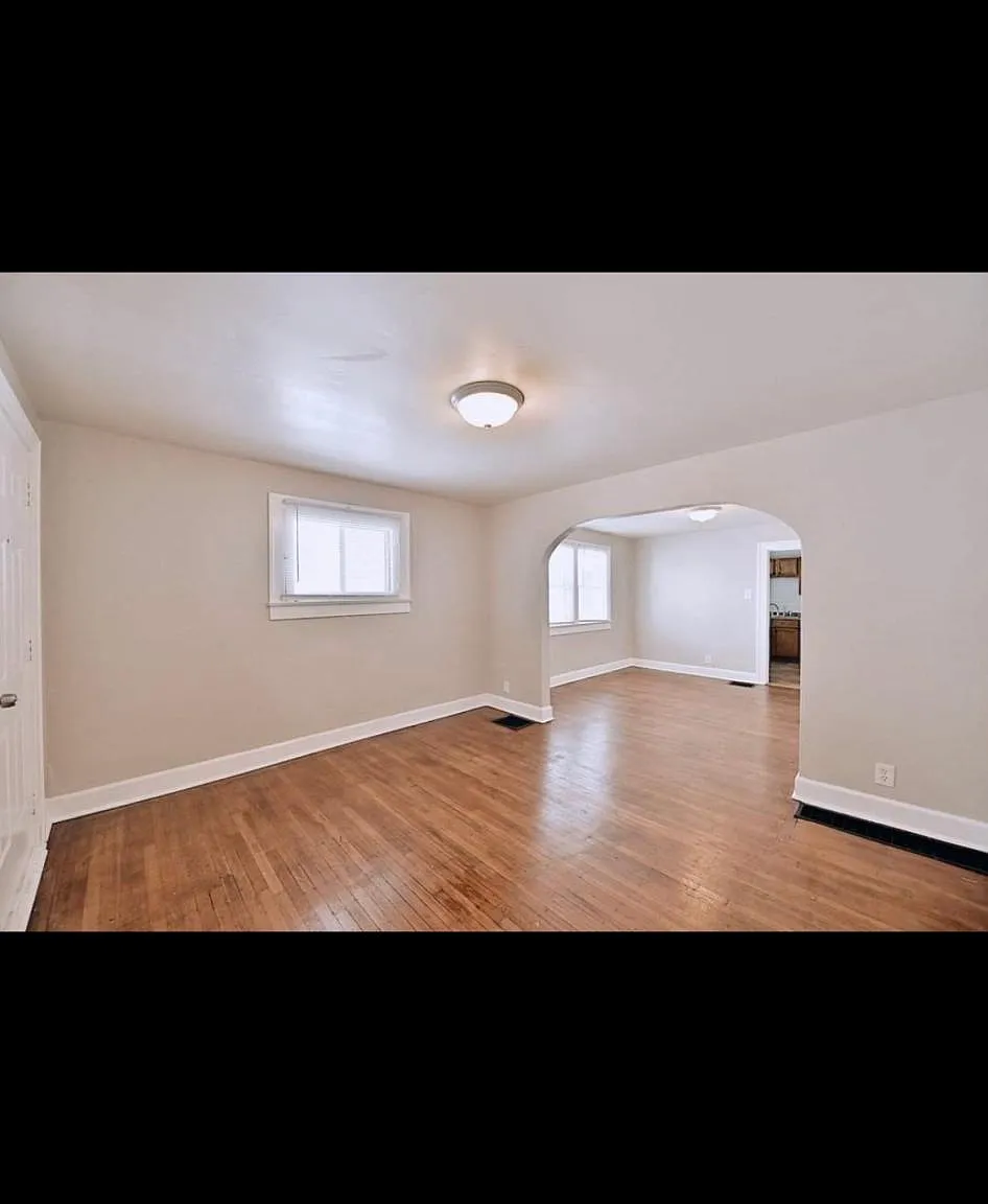 911 N Bosart Ave — Photo 1